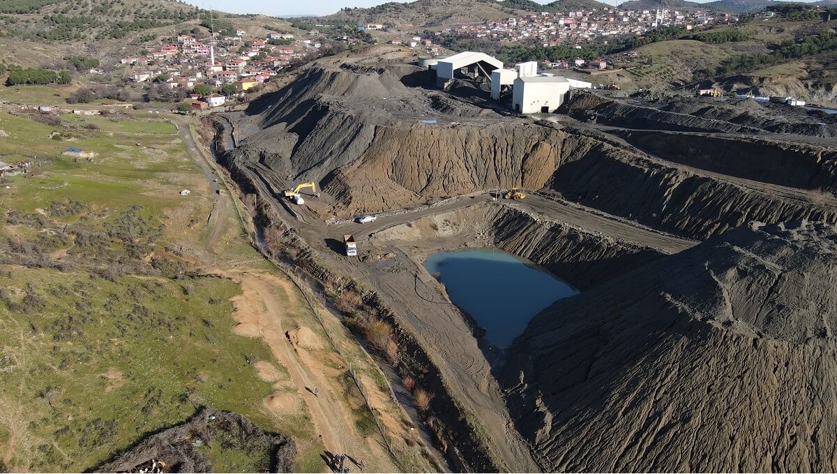 Balıkesir’de madenin atık havuzu yağışla birlikte dereye karıştı